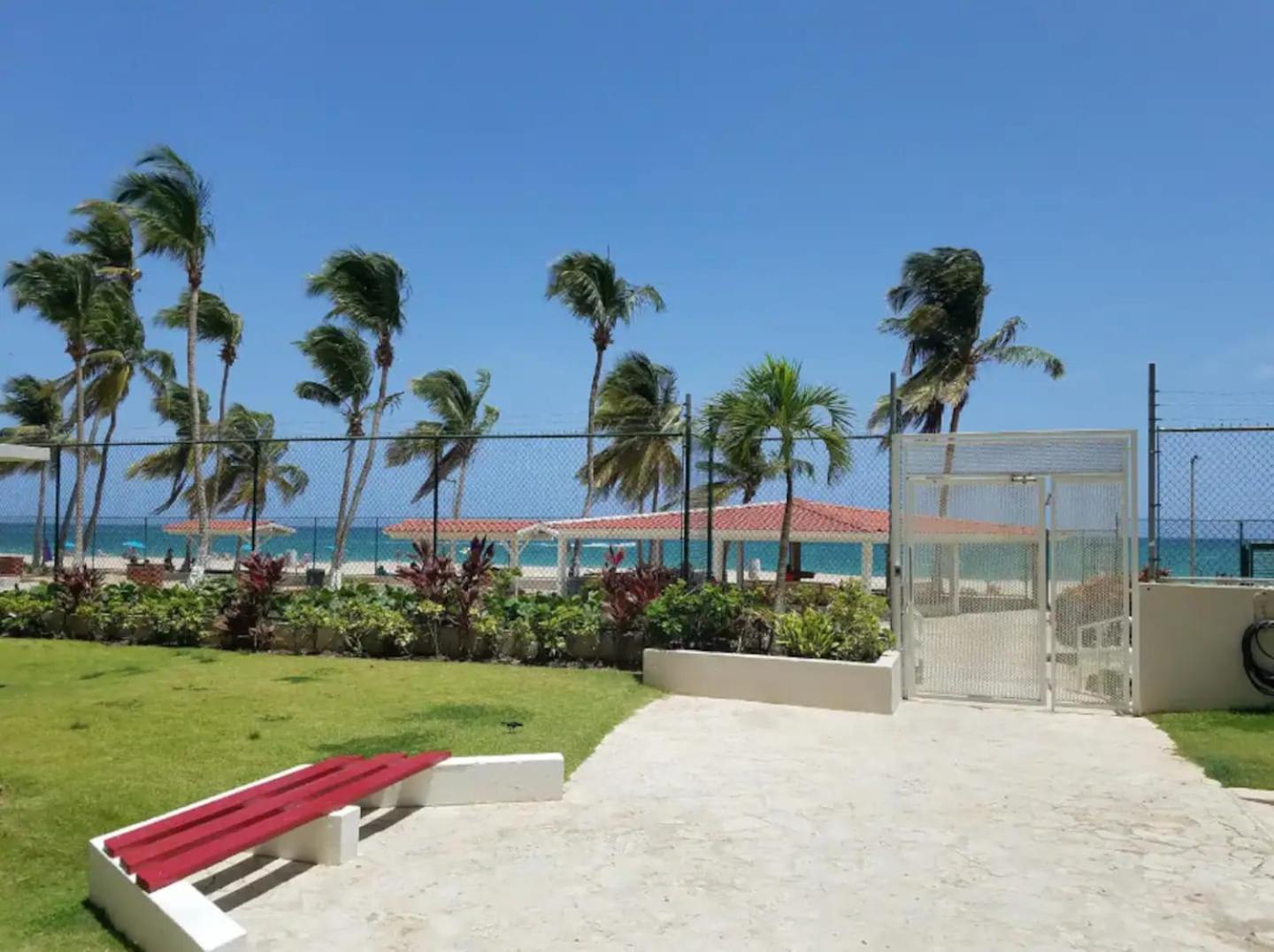 Sunset Paradise Cozy Beachfront Escape - Isla Verde San Juan Ngoại thất bức ảnh